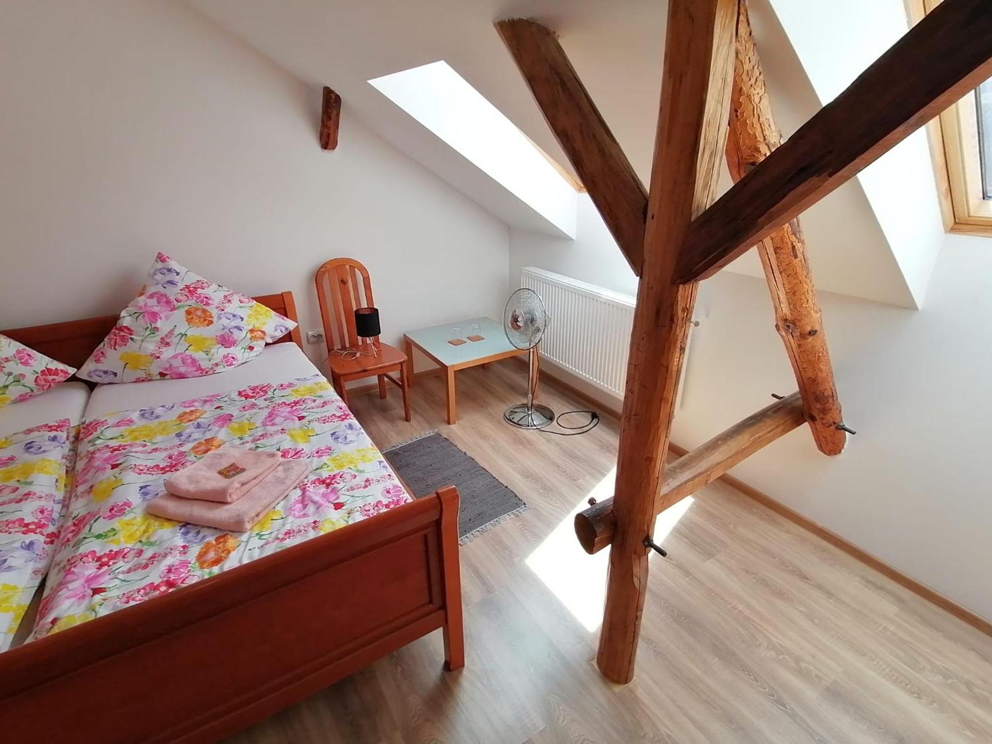 Casa Bunicii Hotel Sasca Montană Buitenkant foto