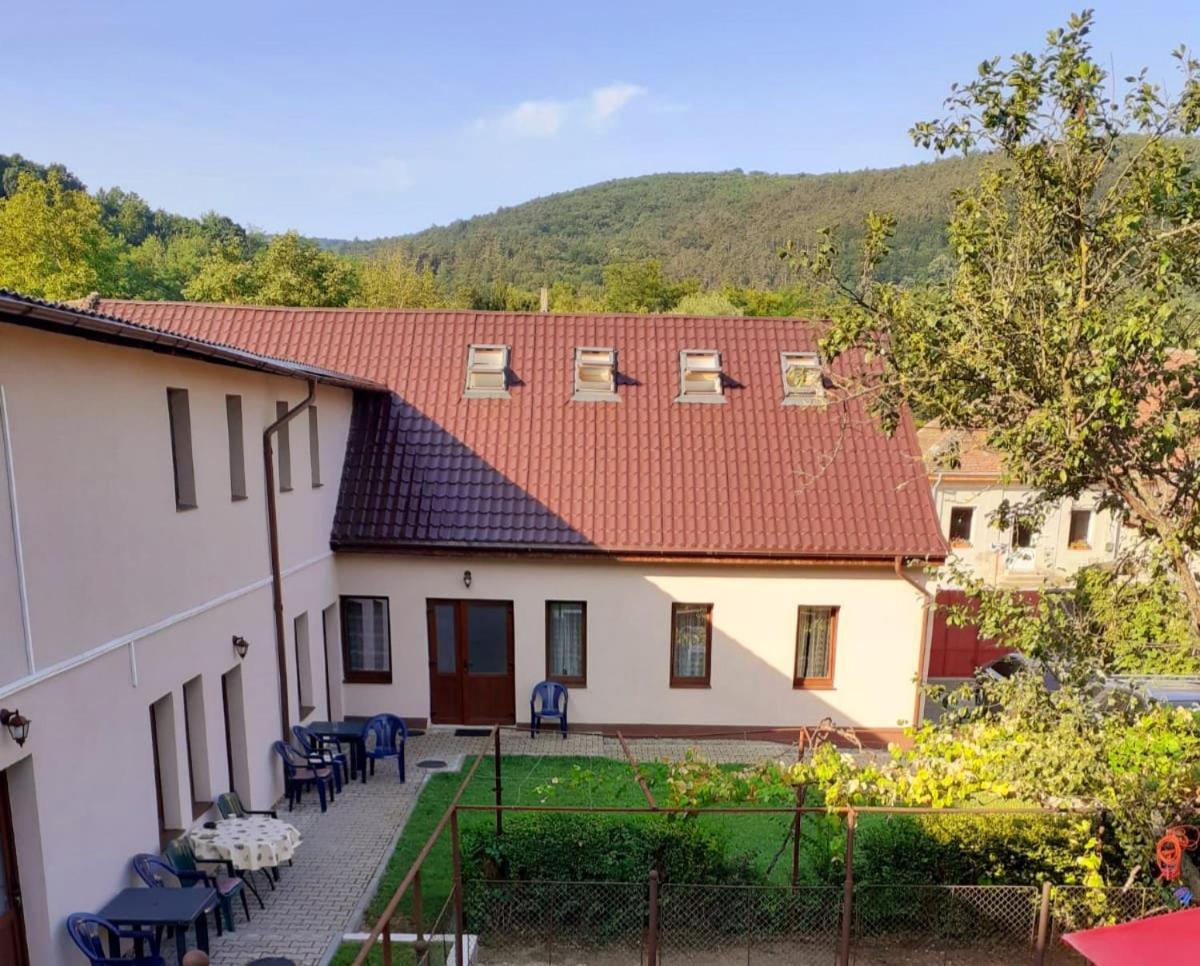 Casa Bunicii Hotel Sasca Montană Buitenkant foto