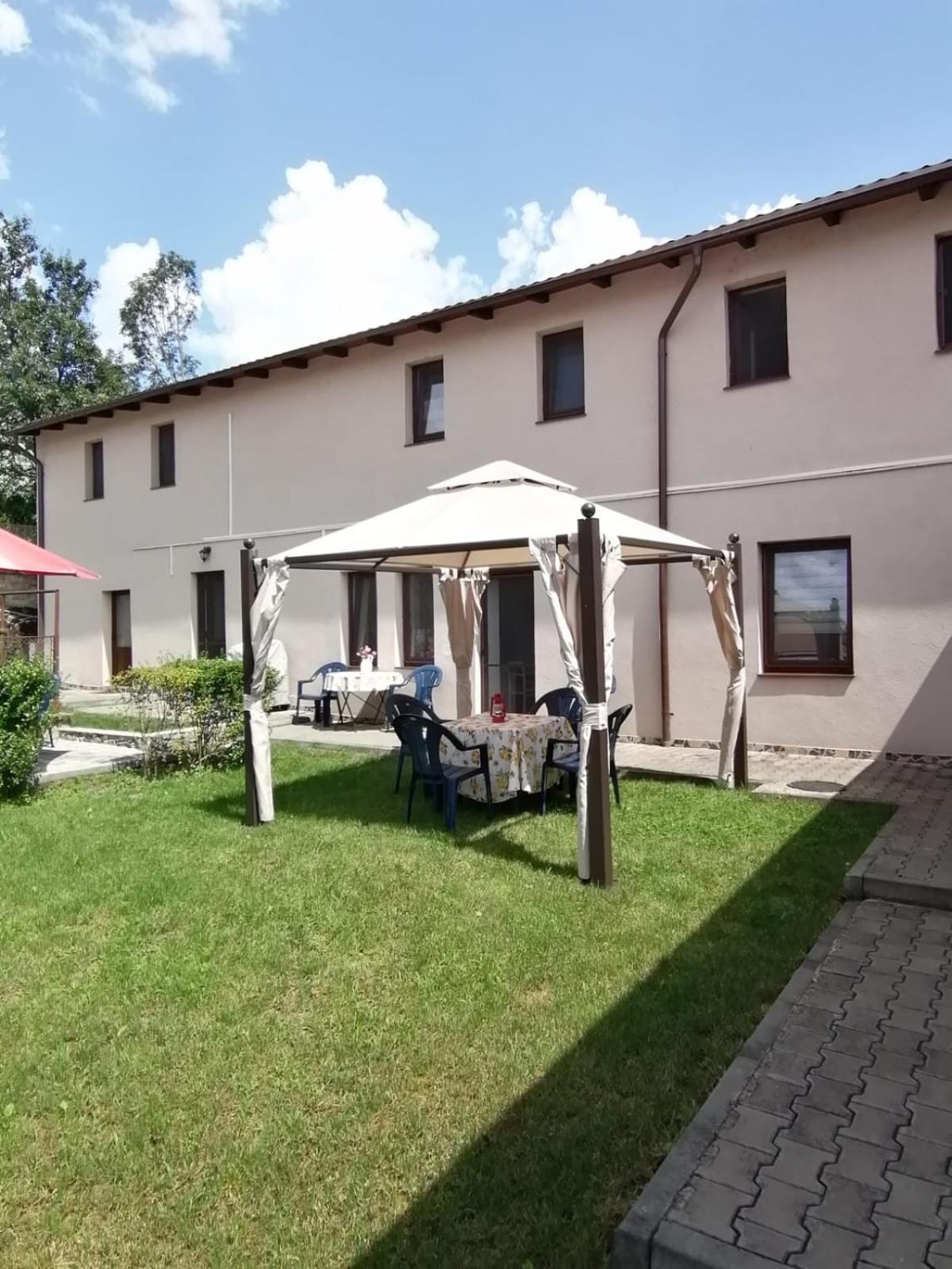 Casa Bunicii Hotel Sasca Montană Buitenkant foto