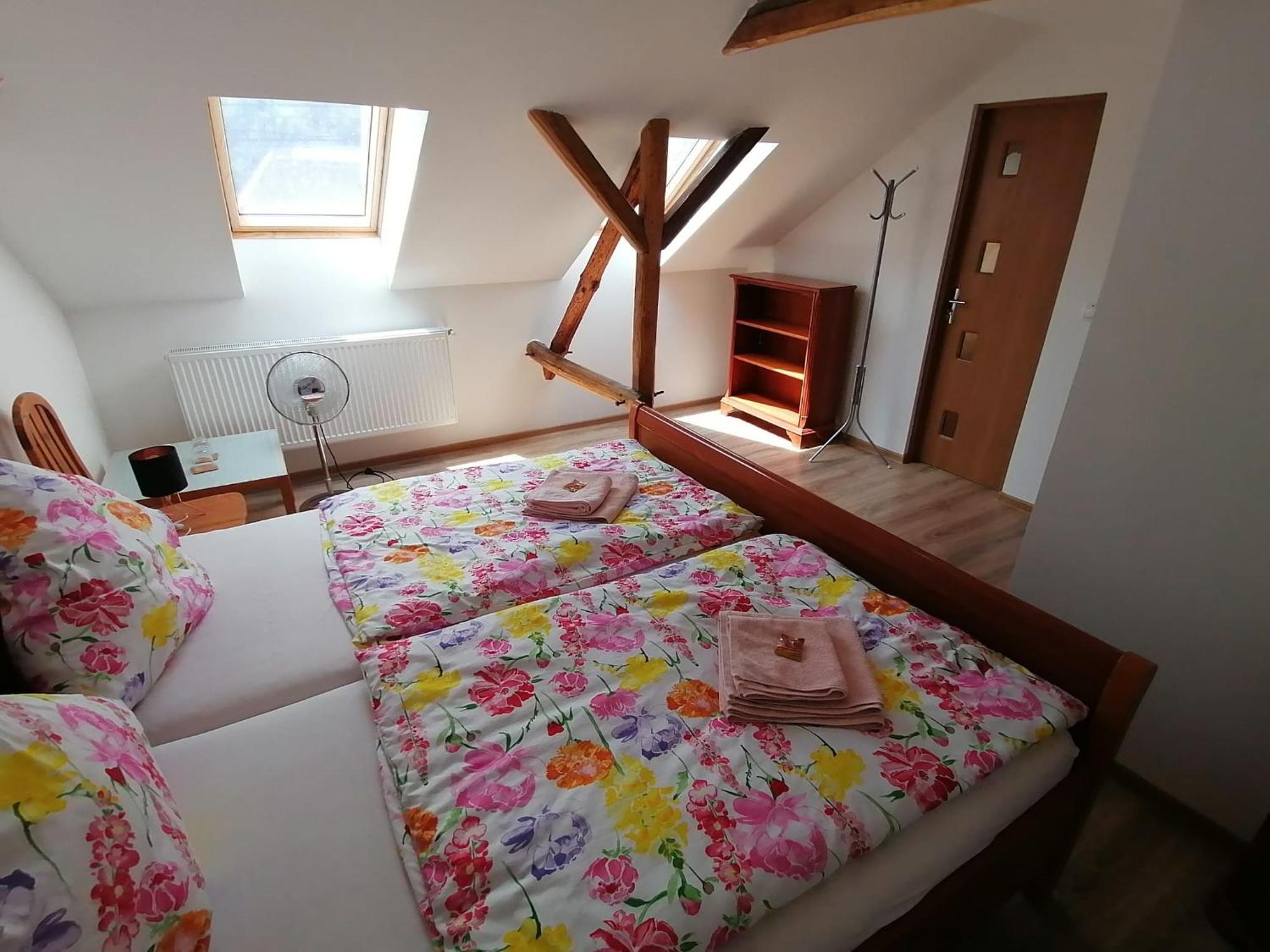 Casa Bunicii Hotel Sasca Montană Buitenkant foto